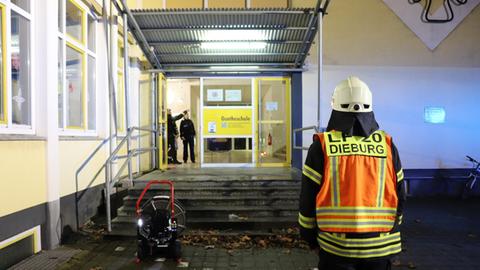 Der Eingang der Goetheschule in Dieburg, an der es wegen eines Feuerwerkskörpers gebrannt hat.