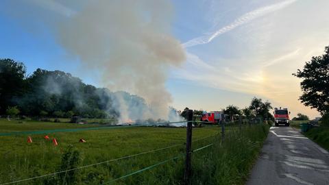 Rund 300 Heuballen fingen in Dietzenbach auf einem Feld Feuer. 