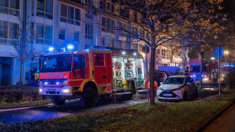 Feuerwehrfahrzeug steht vor einem Wohnhaus in Dietzenbach (Offenbach).
