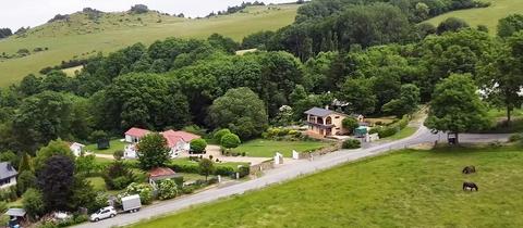 Luftaufnahme von Häusern in einer Landschaft.