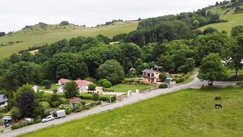 Luftaufnahme von Häusern in einer Landschaft.