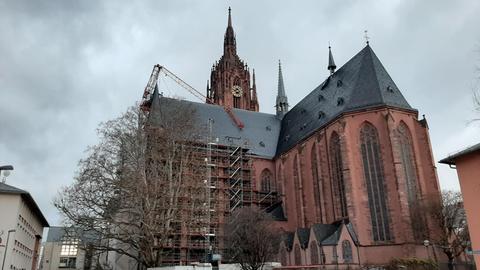 Baukran liegt auf Frankfurter Dom