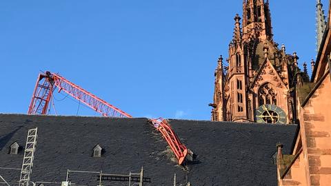 Der Kran bleibt vorerst auf dem Dach des Frankfurter Doms liegen.