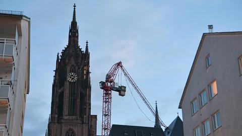 Frankfurter Dom mit umgeknicktem Kran