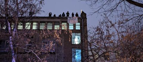 Aktivisten auf dem Dach der Dondorf-Druckerei in Frankfurt