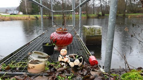 Alte Gedenklichter stehen am Löschteich von Seigertshausen.