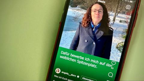 Ein Handy spielt das Instagram-Video von Grünen-Ministerin Angela Dorn ab. 