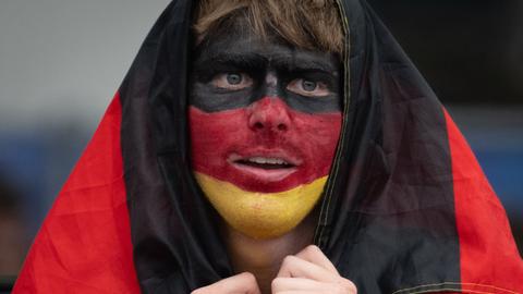 Fan mit schwarz-rot-goldener Gesichtsanmalung