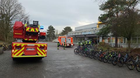 Die Feuerwehr an der Schule in Dreieich.