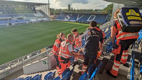 Einsatzkräfte des DRK üben im Böllenfalltorstadion den Ernstfall.