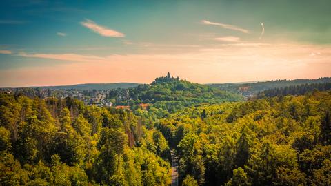 Drohnenflug über die Wälder bei Braunfels mit Blick auf das Schloss.