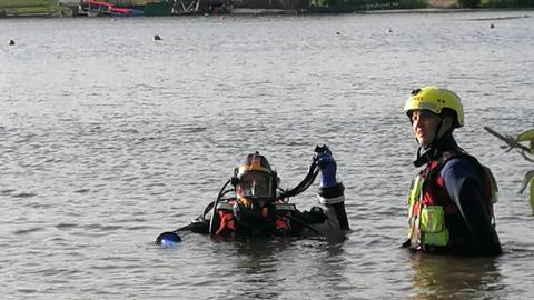 Taucher des Roten Kreuzes im Dutenhofener See auf der Suche nach einem untergegangenen Schwimmer