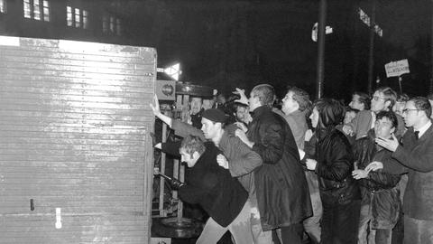 Demonstranten versuchten am Abend des 13.4.1968 vor der Frankfurter Societäts-Druckerei, die Ausgänge zu verbarrikadieren, um die Auslieferung der Bild-Zeitung zu verhindern. 