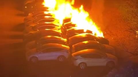 E-Autos brennen auf dem Gelände eines Autohändlers in Frankfurt-Fechenheim