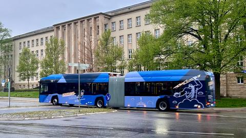 Ein E-Bus der KVG fährt am Bundessozialgericht in Kassel vorbei.