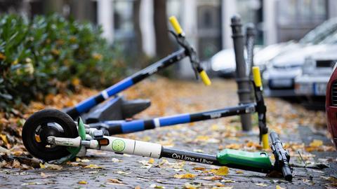 E-Roller liegen auf der Straße. 