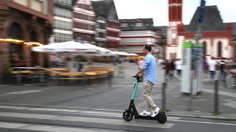 Ein Mann auf einem E-Scooter in Frankfurt