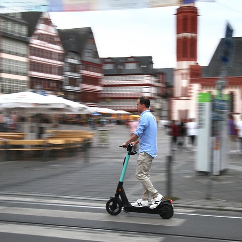 Ein Mann auf einem E-Scooter in Frankfurt