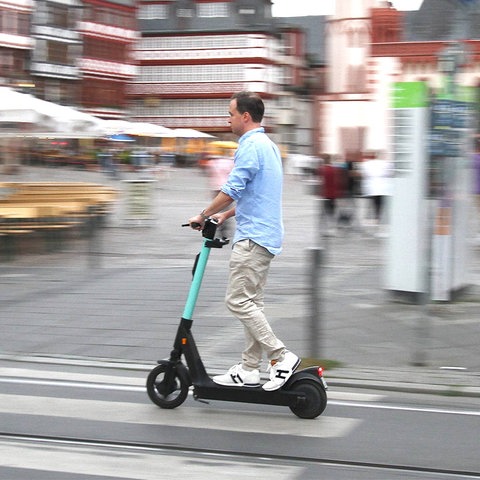 Ein Mann auf einem E-Scooter in Frankfurt