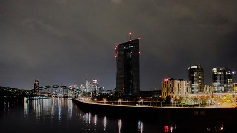 Die meisten Lichter in der Europäischen Zentralbank EZB sind während der sogenannten "Earth Hour" in Frankfurt ausgeschaltet.