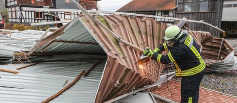 Eine Sturmböe hat in Ebsdorfergrund rund 200 Quadratmeter einer Photovoltaikanlage vom Dach gerissen und auf die Straße geweht. 