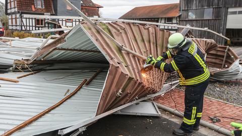 Eine Sturmböe hat in Ebsdorfergrund rund 200 Quadratmeter einer Photovoltaikanlage vom Dach gerissen und auf die Straße geweht. 