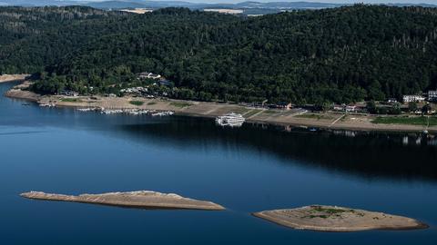 Schiffe und Sandbänke in See