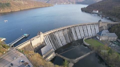 Blick auf den überlaufenden Edersee