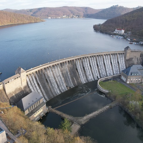 Blick auf den überlaufenden Edersee