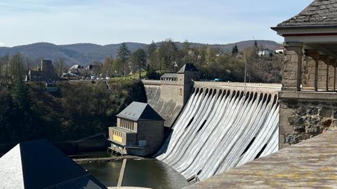 Die Staumauer des Edersees - Wasser läuft von oben aus den Luken heraus.