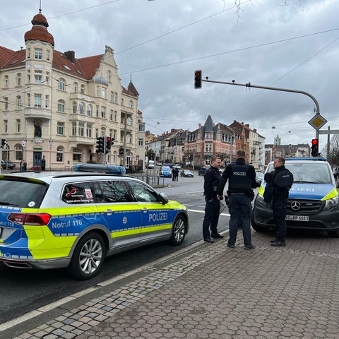 Polizeiautos und Einsatzkräfte an Kreuzung