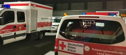 Wagen der Einsatzkräfte vor der Main-Kinzig-Halle in Hanau, wo die von der Evakuierung betroffenen Menschen betreut wurden