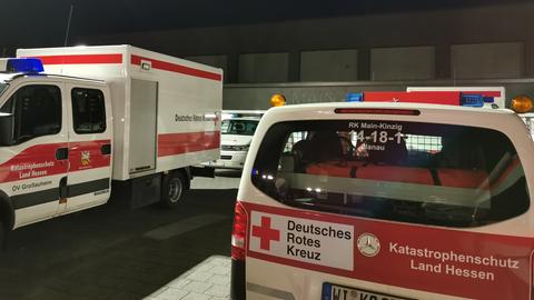 Wagen der Einsatzkräfte vor der Main-Kinzig-Halle in Hanau, wo die von der Evakuierung betroffenen Menschen betreut wurden
