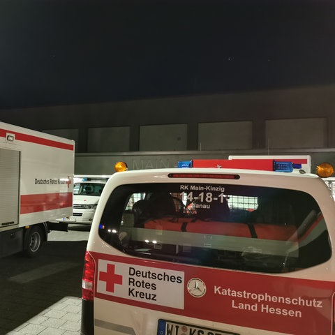 Wagen der Einsatzkräfte vor der Main-Kinzig-Halle in Hanau, wo die von der Evakuierung betroffenen Menschen betreut wurden