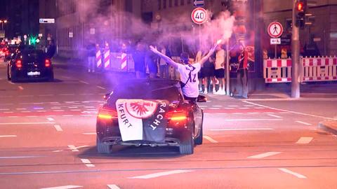 Eintracht-Fans feiern den Sieg ihrer Mannschaft in der Europa League in der Frankfurter Innenstadt