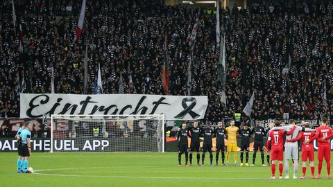 Banner mit "Eintracht", "Hanau" und Trauerschleife