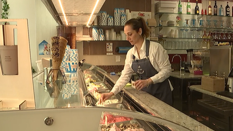 Jessica Michielin an ihrer Eistheke in der Eisdiele Fontanella im Bahnhofsviertel Frankfurt