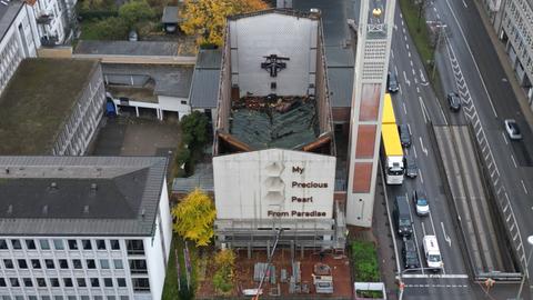 Das eingestürzte Dach der Elisabethkirche in Kassel.