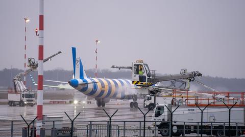 Enteisung eines Flugzeugs am Flughafen Frankfurt