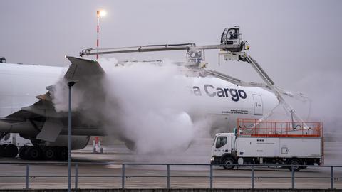 Enteisung einer Maschine am Frankfurter Flughafen