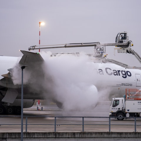 Enteisung einer Maschine am Frankfurter Flughafen