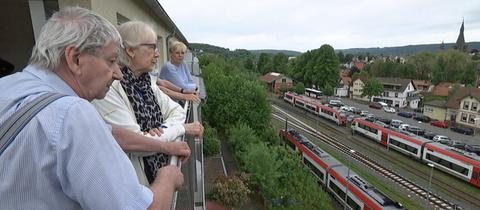 Die Bewohner und Bewohnerinnen der Seniorenresidenz Erbach blicken aus ihren Wohnungen direkt auf den Bahnhof.