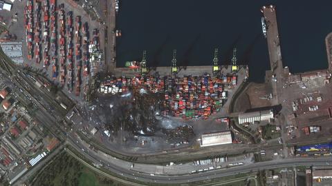 Dieses Satellitenbild zeigt einen Überblick über beschädigte Container und Hafenanlagen nach dem Erdbeben im türkischen Iskenderun.