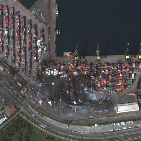 Dieses Satellitenbild zeigt einen Überblick über beschädigte Container und Hafenanlagen nach dem Erdbeben im türkischen Iskenderun.