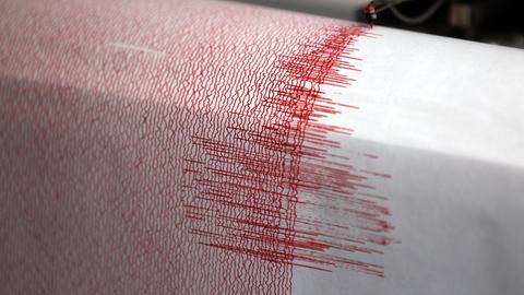 Der Seismograph der Erdbebenwarte verzeichnet Ausschläge.