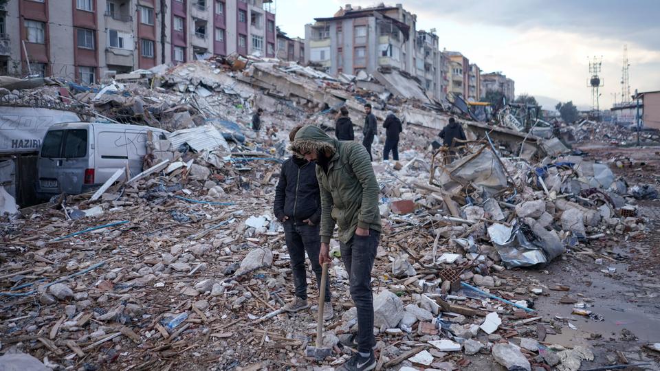 Zivilisten versuchen, in den Trümmern nach Überlebenden des Erdbebens zu suchen. 