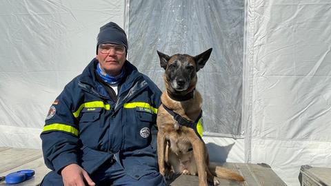 Helfer vom Technischen Hilfswerk mit einem Suchhund im Erdbebengebiet in der Türkei