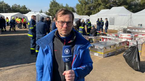 SWR-Reporter Christian Buttkereit mit ARD-Mikro im Erdbebengebiet in der Türkei
