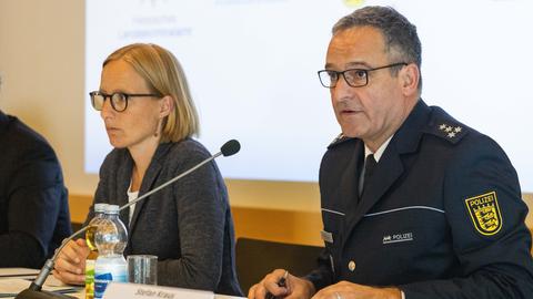 Kriminalhauptkommissar Stefan Kraus von der Polizei Freiburg spricht während der Pressekonferenz.