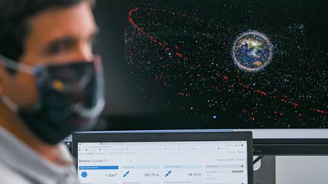Ein Ingenieur vor einem großen Monitor im Zentrum für Weltraumsicherheit der ESA in Darmstadt